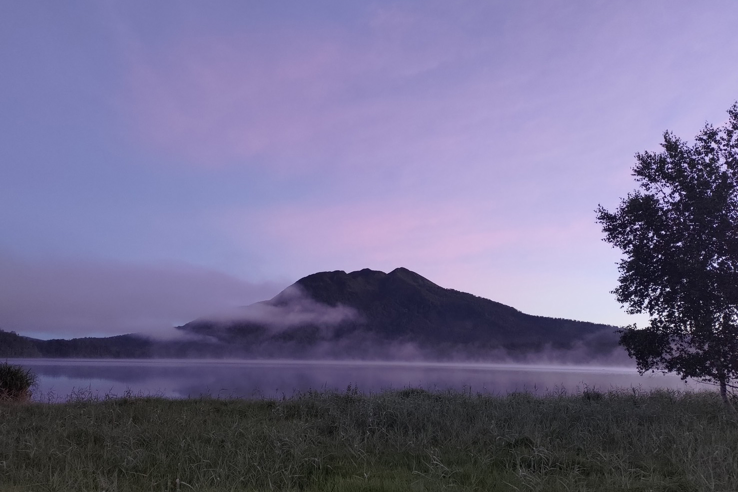朝焼けの空と山と湖が広がる風景